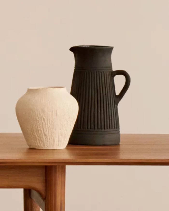 Jarrón Menre de terracota con acabado negro 26 cm en Negro - Jarrones, Uruguay | Kavehome, vista 2