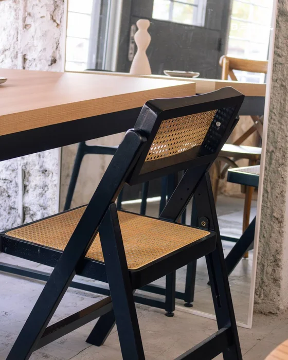 Silla Plegable Motala Madera de Fresno/Rattan Natural - Negra en Madera natural - Sillas, Uruguay | Berna Home, vista 4