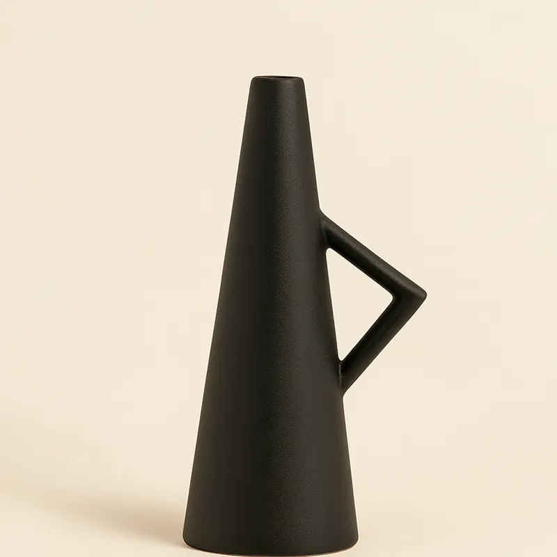 Jarrón Cerámica Triangular en Negro - Jarrones, Uruguay | Cabana