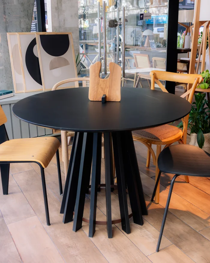 Mesa de Comedor Pipa Redonda 110cm - Negra en Negro - Mesas de comedor, Uruguay | Berna home, vista 2