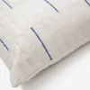 Almohadón Blaina de algodón y lino blanco con detalle bordado azul 45 x 45 cm en Azul, Blanco - Textiles, Uruguay | Kavehome, vista 4 de 4