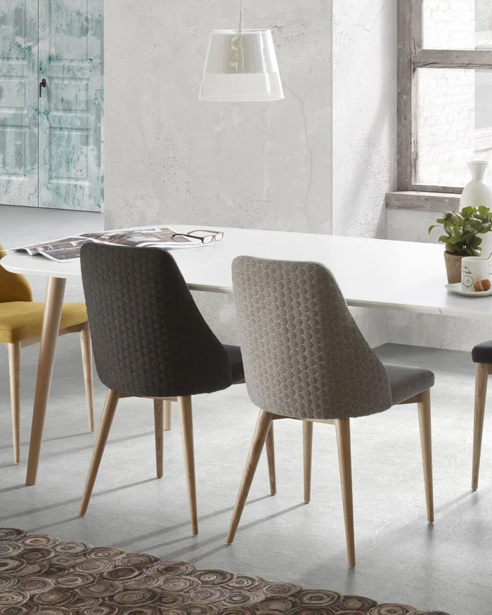 Silla Rosie - gris claro con patas de madera acabado natural en Gris - Sillas, Uruguay | Kavehome, vista 2