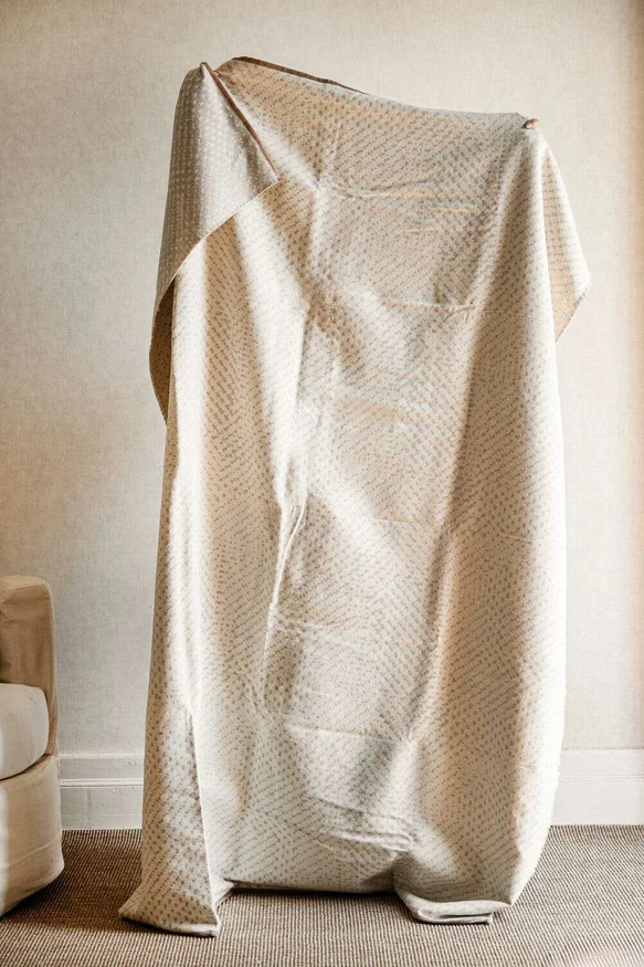 MANTA AUSTRIACA GREY AND NUDE - 2.00 X 1.40 MTS en Multicolor - Textiles, Uruguay | La Iberica, vista 2