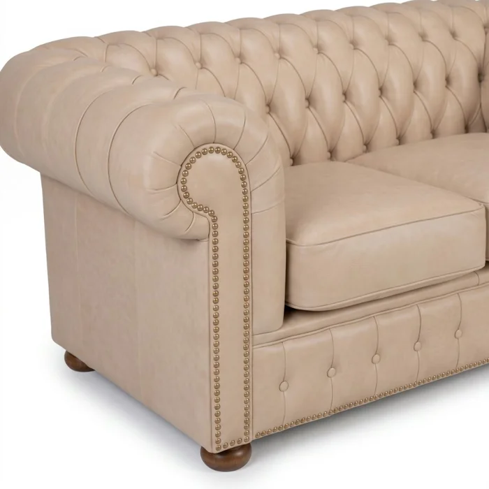 Sofá Chesterfield Novo - Cuero Básico - 2 cuerpos - Arena - (Preventa) en Beige - Sillones y sofás, Uruguay | Nyr, vista 2