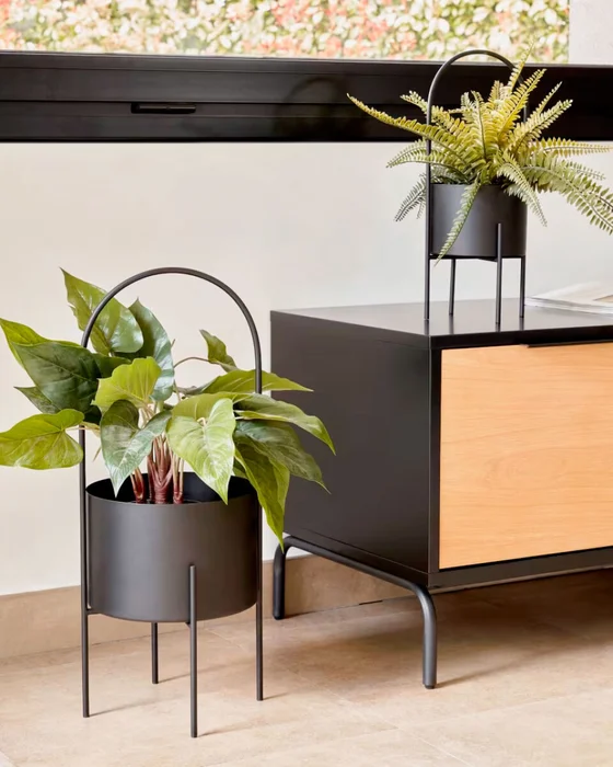 Set redondo Mash de 2 maceteros con asa metal negro Ø 25 cm / Ø 16,5 cm en Negro - Macetas, Uruguay | Kavehome, vista 2