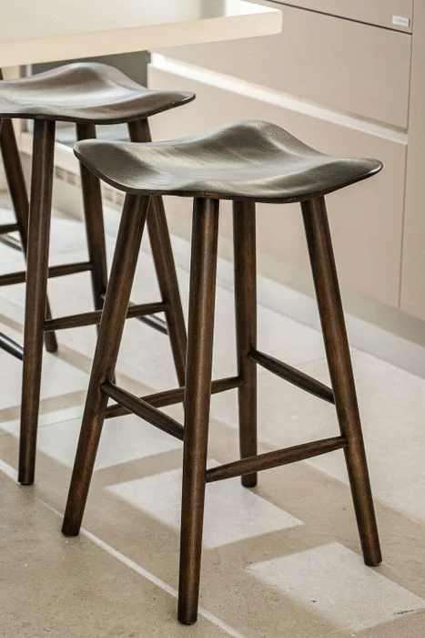 BANCO DE BAR FORMS - AVELLANA en Madera natural - Sillas, Uruguay | La Iberica