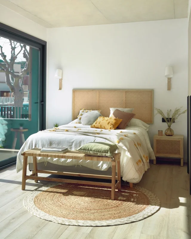 Banco Beida madera maciza teca 120 cm en Madera natural - Butacas, banquetas y puffs, Uruguay | Kavehome, vista 3