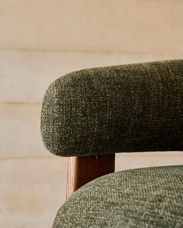 Butaca Granite de chenilla - verde y patas de madera maciza de fresno acabado nogal FSC 100% en Verde - Butacas, banquetas y puffs, Uruguay | Kavehome, vista 5