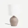 Lámpara de mesa grande Viona con efecto de piedra texturizado y pantalla de algodón en Gris - Lámparas de mesa, Uruguay | Kavehome, vista 1 de 5