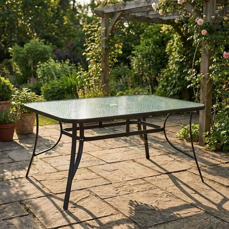 Mesa De Comedor Acero-y-vidrio Negro Malaca en Negro - Muebles para el exterior, Uruguay | Divino