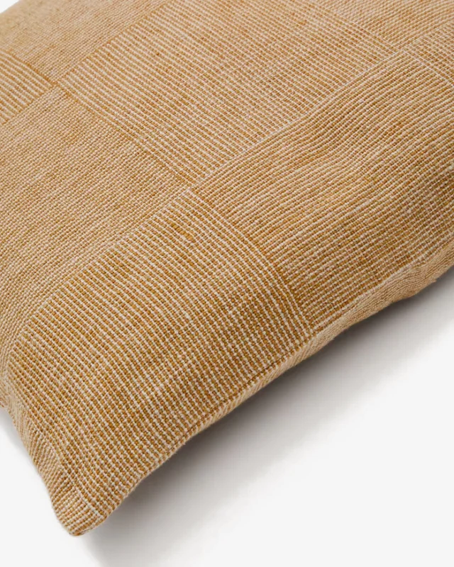 Almohadón Benisa 100% lino a cuadros mostaza y blanco 50 x 50 cm en Amarillo - Textiles, Uruguay | Kavehome, vista 3