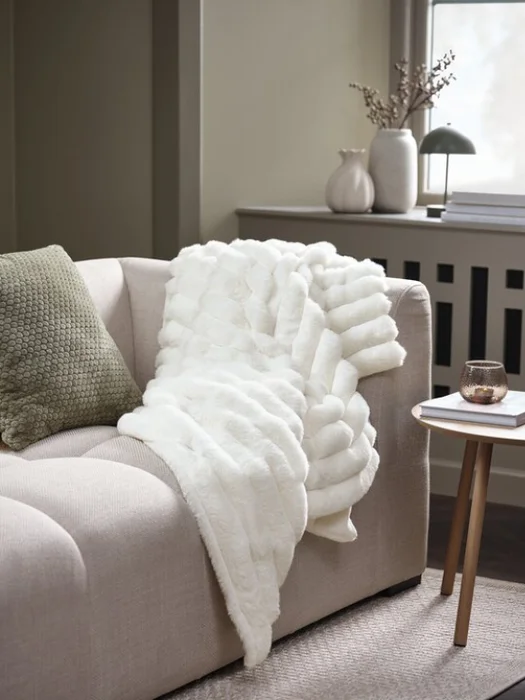 Manta throw FJELLPRYD 130x170 pelo blanco en Blanco - Textiles, Uruguay | JYSK, vista 2