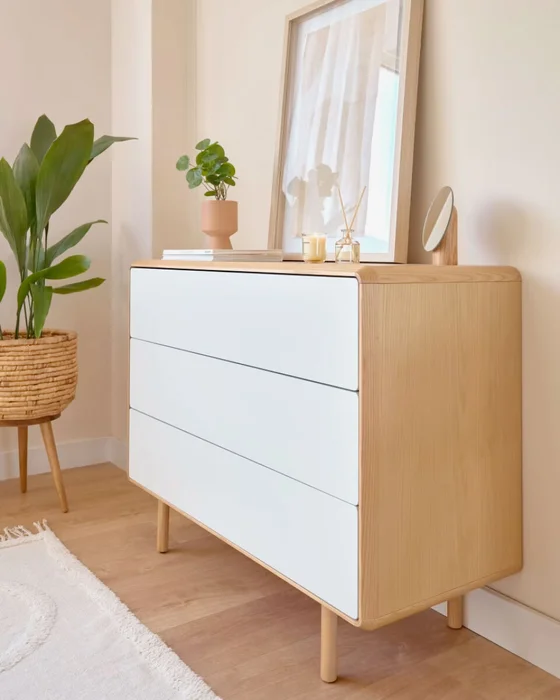 Cómoda Anielle de 3 cajones de madera maciza y chapa de fresno 99 x 78,5 cm en Blanco - Cómodas, Uruguay | Kavehome, vista 3