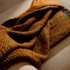 Manta Nidur de mezcla de lana mostaza y gris 130 x 170 cm en Amarillo - Textiles, Uruguay | Kavehome, vista 2 de 5