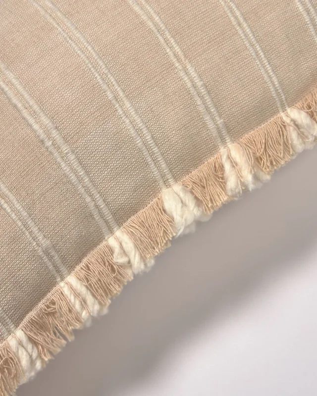 Almohadón Sweeney 100% algodón - rayas blanco y beige 45 x 45 cm en Beige - Textiles, Uruguay | Kavehome, vista 4