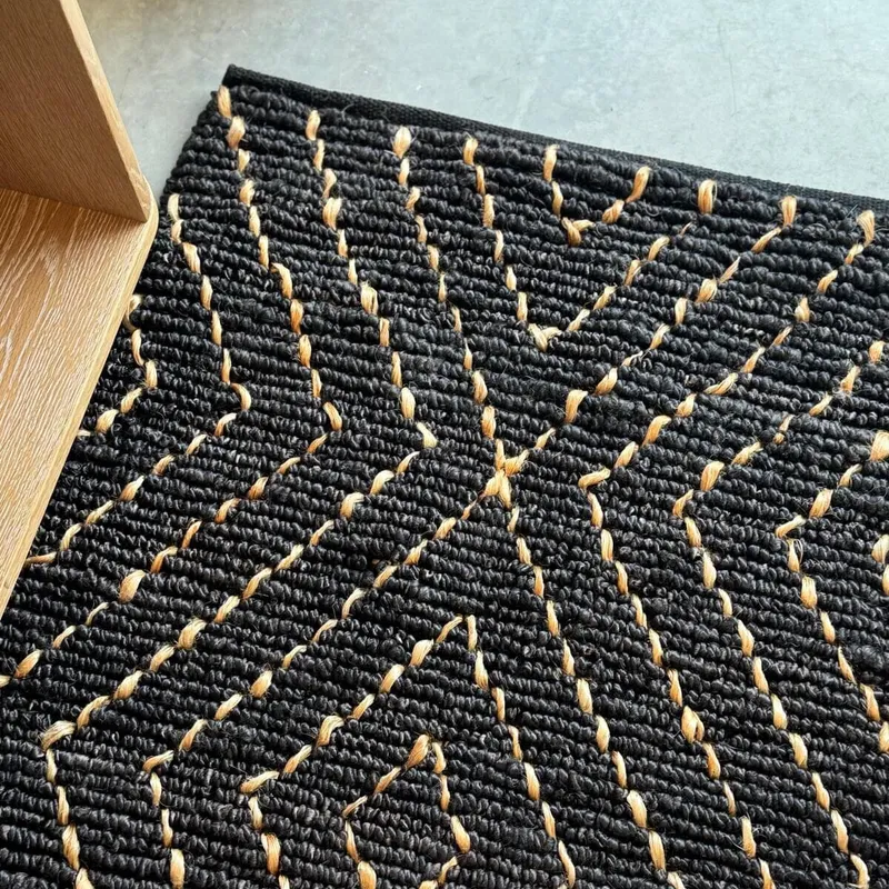 ALFOMBRA NEGRA YUTE CON ROMBOS NATURAL en Negro - Alfombras, Uruguay | Masinfinito Casa