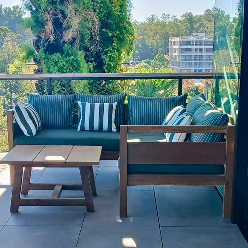 Sillón esquinero con posabrazos y mesa en Madera natural - Muebles para el exterior, Uruguay | Entrecasa
