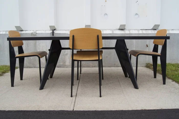 Em Table | Jean Prouvé en Negro - Mesas de comedor, Uruguay | Mad for Modern, vista 2
