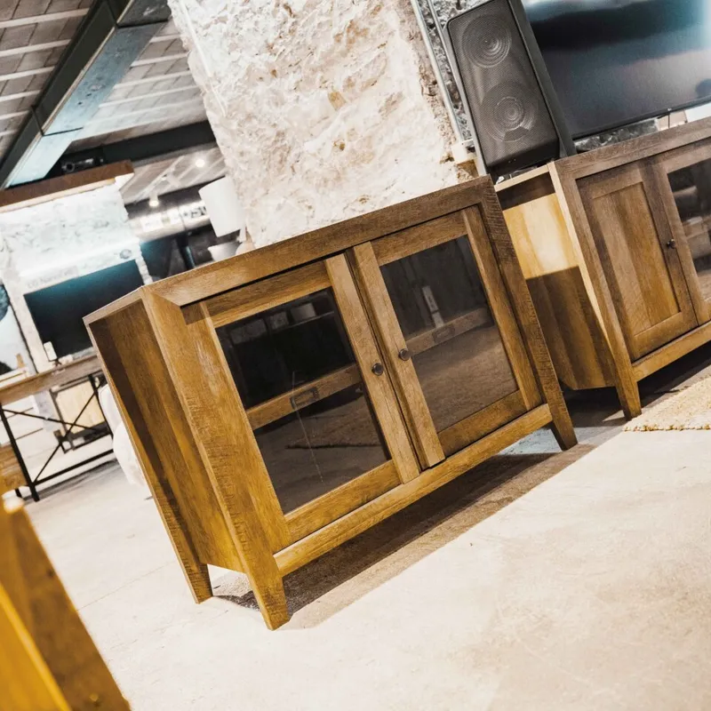 Rack TV Doble puerta vidriada - Sauder - Dakota Pass en Madera natural - Muebles para TV, Uruguay | Rústico Hogar