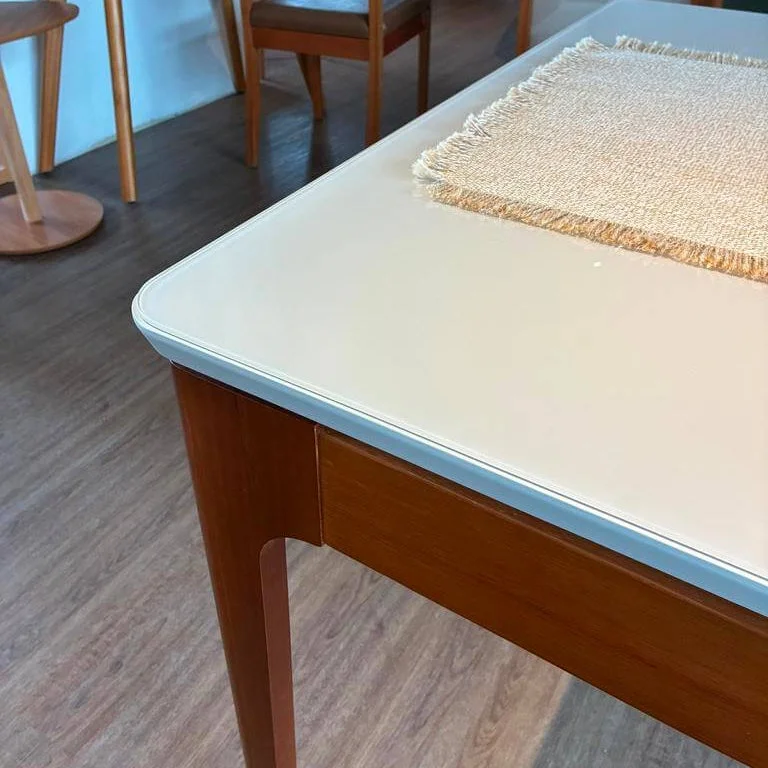 Mesa Mira Rectangular - Madera Maciza y Vidrio Sobrepuesto en Blanco - Mesas de comedor, Uruguay | Balton, vista 5