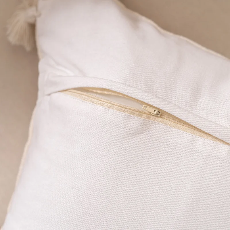 Funda de Almohadón con Tufted de Rombos y Borlas - Textiles, Uruguay | Arredo, vista 3