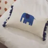 Almohadón Tandani de algodón beige con elefante bordado azul 30 x 50 cm en Blanco - Textiles, Uruguay | Kavehome, vista 2 de 4