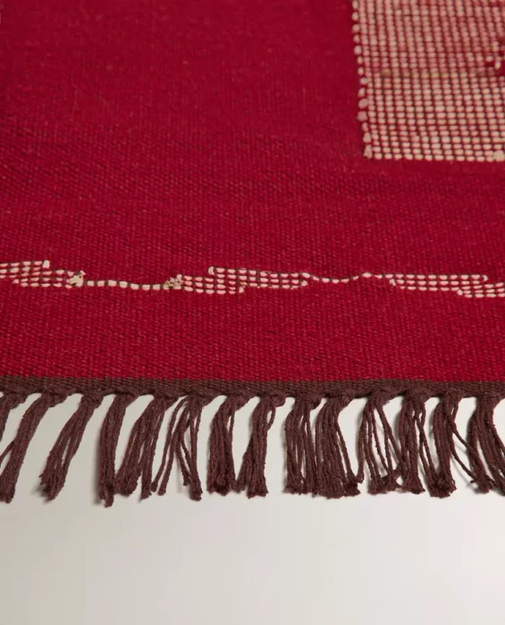 ALFOMBRA LANA Y RAFIA ESTAMPADO GEOMÉTRICO en Rojo - Alfombras, Uruguay | Zara Home, vista 4