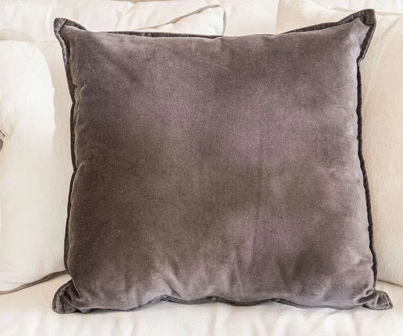 ALMOHADON TERCIOPELO GRIS - 55 X 55 CMS en Gris - Textiles, Uruguay | La Iberica