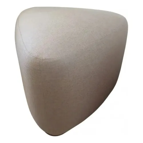 Puff Triangular c/ Base Madera Tela arena en Beige - Butacas, banquetas y puffs, Uruguay | Champagne Home