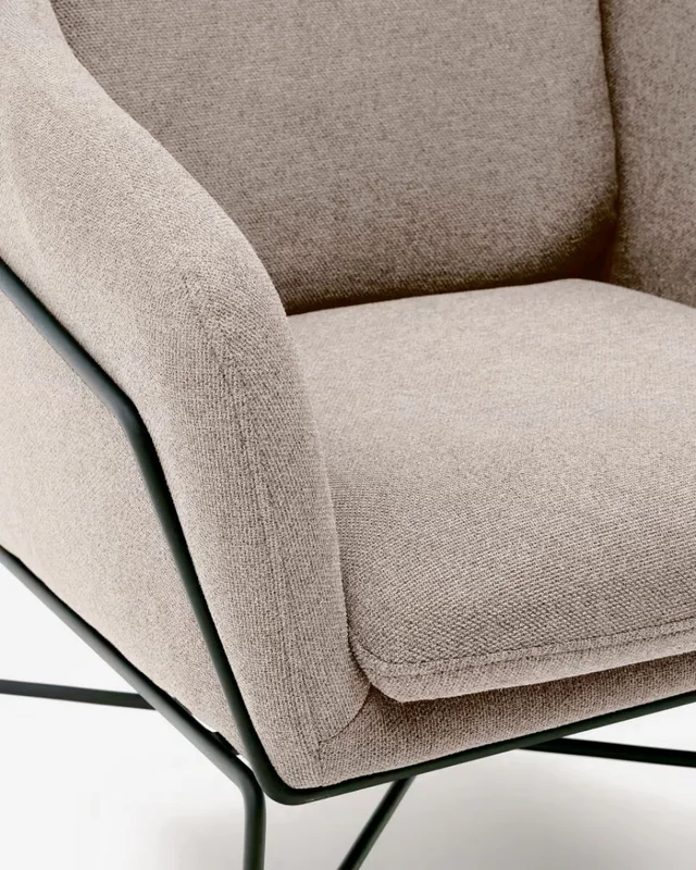 Butaca Brida - beige y patas de acero con acabado negro en Beige - Butacas, banquetas y puffs, Uruguay | Kavehome, vista 3
