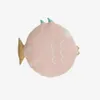 Almohadón en forma de pez Delmare 100% algodón - rosa Ø 45 cm en Multicolor - Textiles, Uruguay | Kavehome, vista 1 de 4