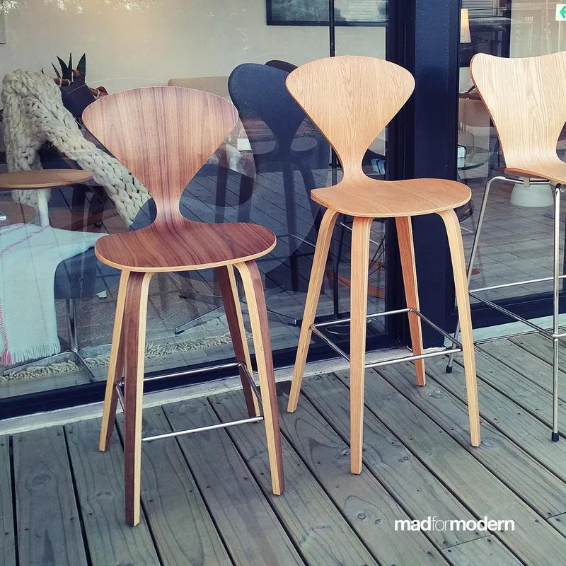 Cherner Bar Stool | Norman Cherner en Negro - Butacas, banquetas y puffs, Uruguay | Mad for Modern