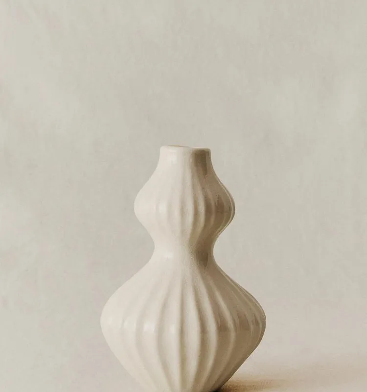 JARRÓN PEQUEÑO CERÁMICA ESMALTADA RAYAS en Beige - Jarrones, Uruguay | Zara Home