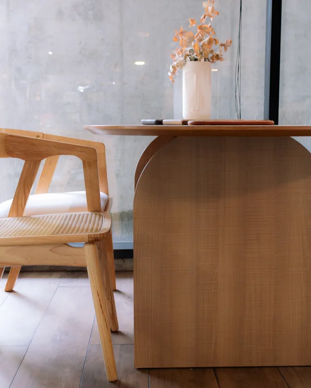 Mesa de Comedor Ovalada Arco 160 x 90 - Marrón Claro en Madera natural - Mesas de comedor, Uruguay | Berna home, vista 3