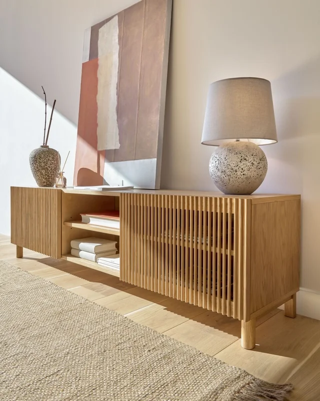 Mueble TV Beyla 2 puertas de madera maciza y chapa de roble 180x49,5 cm FSC 100% FSC 100% en Madera natural - Muebles para TV, Uruguay | Kavehome, vista 3