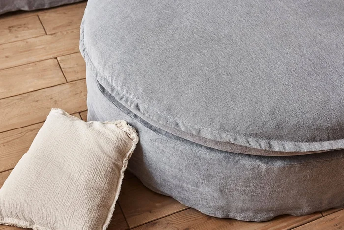 Puff con funda Simon en Gris - Sillones y sofás, Uruguay | Pieza Clave, vista 2