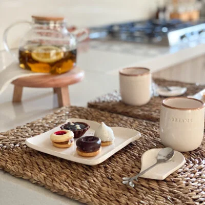 Kit desayuno con vaso de cerámica, apoya cucharas, plato y cucharita en Beige - Decoración, Uruguay | Dreams On Time, vista 23