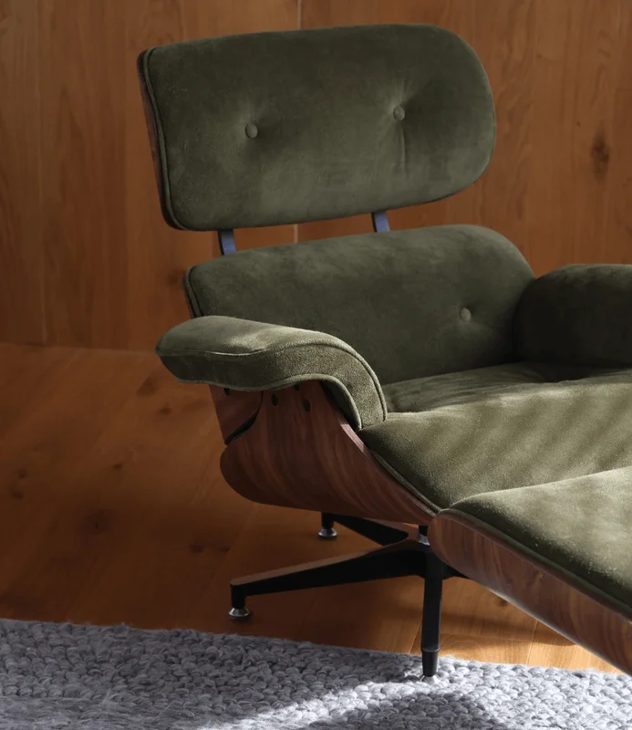 BUTACA EAMES GAMUZA MUSGO CON PUFF en Verde oliva - Butacas, banquetas y puffs, Uruguay | Más Infinito Casa, vista 3