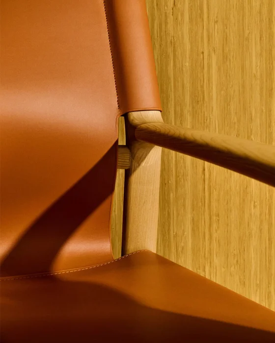 Butaca Jan de fibras de cuero reciclado - marrón claro y madera maciza de fresno con acabado tono natural FSC 100% en Marrón - Butacas, banquetas y puffs, Uruguay | Kavehome, vista 3
