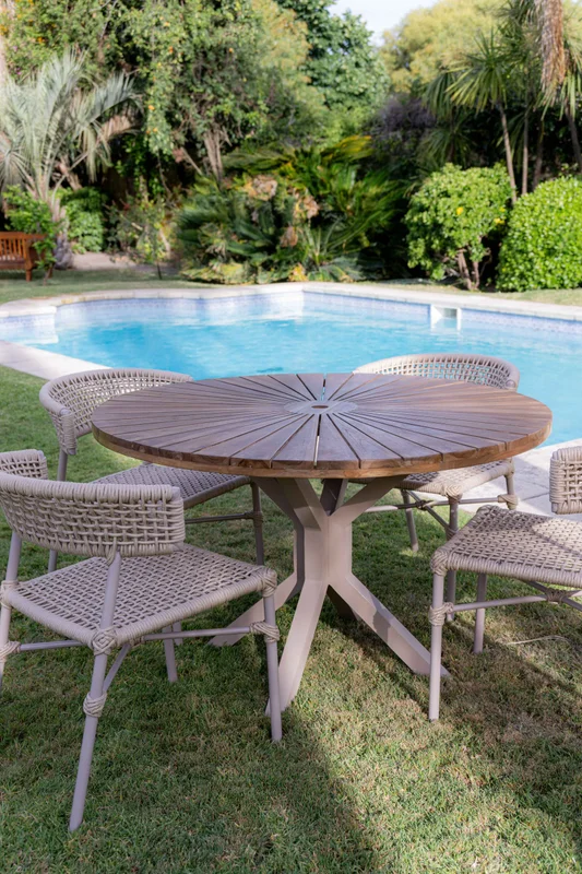 Mesa en madera de teca y caño de aluminio beige en Beige - Mesas de comedor, Uruguay | Entrecasa, vista 3