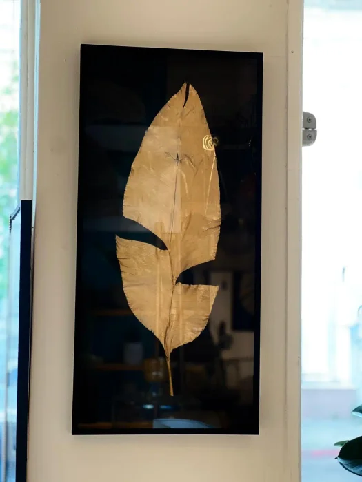 Cuadro negro hoja dorada en Madera natural - Espejos, Uruguay | FMB