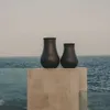 Jarrón Silaia de terracota con acabado negro 30 cm en Gris - Jarrones, Uruguay | Kavehome, vista 2 de 4