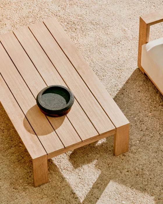 Mesa de centro Ambra de madera maciza de acacia con acabado claro 82,5 x 140 cm FSC 100% en Madera natural - Mesas de living, Uruguay | Kavehome, vista 3