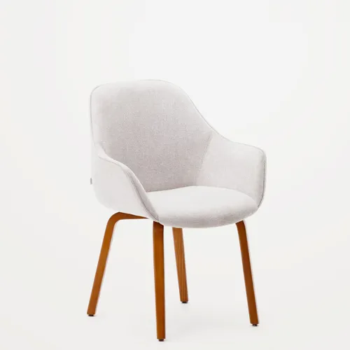 Silla Aleli de chenilla beige y patas de madera maciza de fresno con acabado nogal en Beige - Sillas, Uruguay | Kavehome