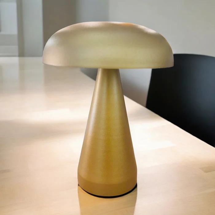 Lampara de mesa Led Pilz recargable en Dorado - Lámparas de mesa, Uruguay | Alta Gracia Deco, vista 2
