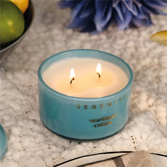 VELA AROMATIVA 230G SEA ISLAND COTTON CELESTE en Azul - Velas y Portavelas, Uruguay | Decohogar, vista 2