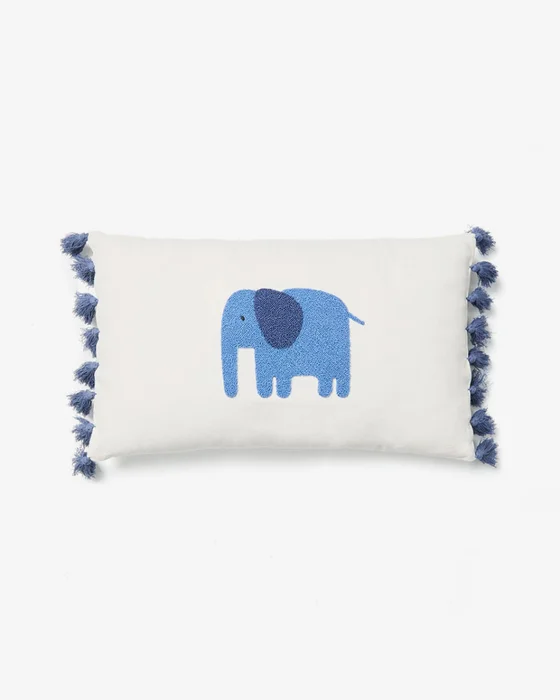 Almohadón Tandani de algodón beige con elefante bordado azul 30 x 50 cm en Blanco - Textiles, Uruguay | Kavehome