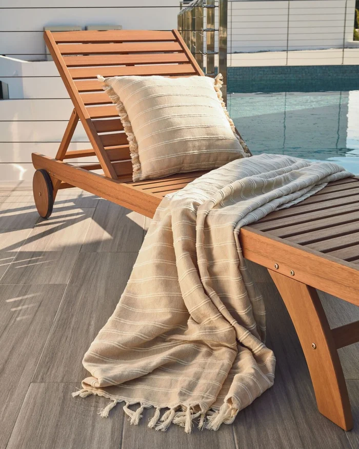 Almohadón Sweeney 100% algodón - rayas blanco y beige 45 x 45 cm en Beige, Uruguay | Kavehome, vista 2