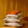 Almohadón Disea de lino beige con detalle amarillo 45 x 45 cm en Beige - Textiles, Uruguay | Kavehome, vista 3 de 4