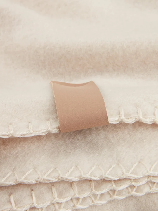 Manta throw DAGLILJE fleece 130x170 arena en Beige - Textiles, Uruguay | JYSK, vista 2